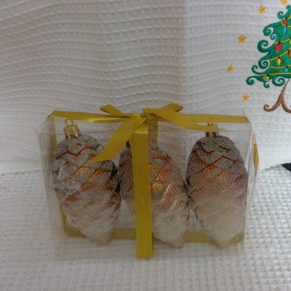 NWT set of three Pine Cones frosted - Picture 2 of 3